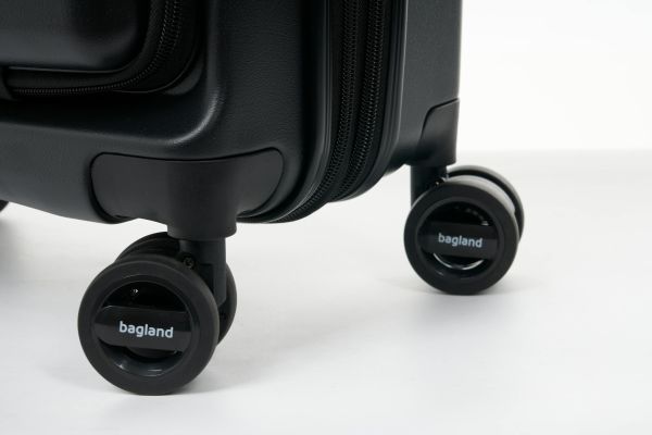 Чемодан Bagland Velo маленький 40 л. черный (00322020)